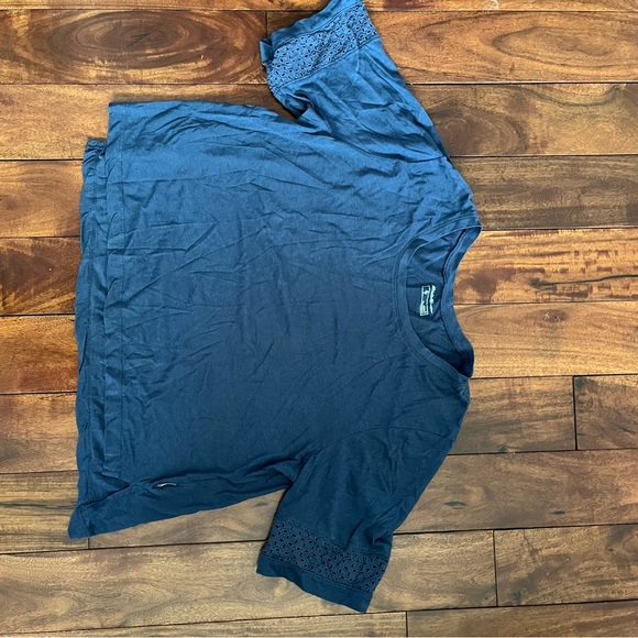 Eddie Bauer Blue cropped t-shirt - Picture 1 of 3